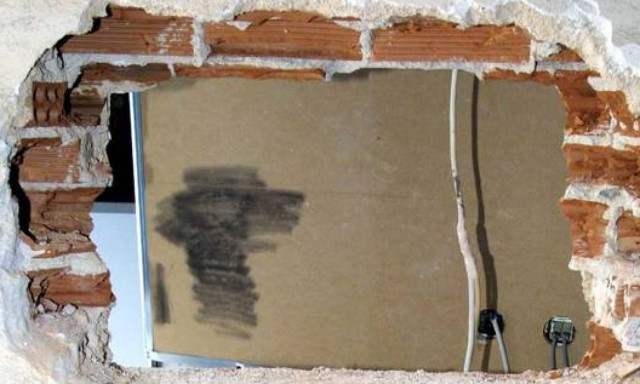 Απίστευτο Ριφιφί στην καρδιά της Αθήνας: Έσκαψαν τούνελ και λήστεψαν κατάστημα αθλητικών ειδών