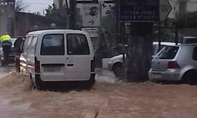 Καιρός: Έπεσαν δέντρα – Πλημμύρισαν δρόμοι στα Χανιά (pics+vid)