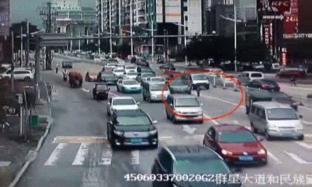 Τρόμος! Μικρό κορίτσι έπεσε σε πολυσύχναστη λεωφόρο της Κίνας (vid)