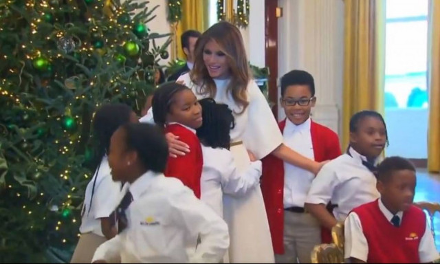 Η πιο συγκινητική στιγμή της πρώτης Κυρίας των ΗΠΑ: Παιδιά πέφτουν στην αγκαλιά της (vid)