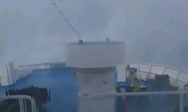 Συγκλονιστικές φωτογραφίες: Μανιασμένα κύματα «καταπίνουν» καράβι στο στενό Τήνου - Μυκόνου