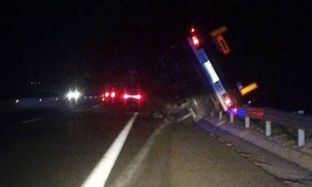 Απίστευτη εικόνα: Νταλίκα τούμπαρε από τον αέρα (pic)