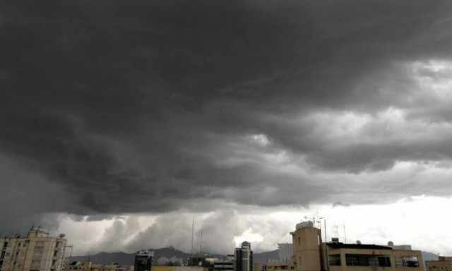 Καιρός: Η «Πηνελόπη» έφτασε και στην Κύπρο -Υδροστρόβιλος στη Λεμεσό (pics+vid)