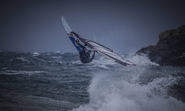 Απίστευτες εικόνες στην Ραφήνα: Ο σέρφερ που «δάμασε» την Πηνελόπη (pics)