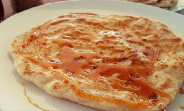 Κρητική συνταγή: Σφακιανές πίτες με ξινομυζήθρα και αγνό μέλι