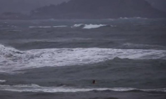 Πήγε για κολύμπι εν μέσω καταιγίδας και... δείτε πώς κατέληξε! (vid)