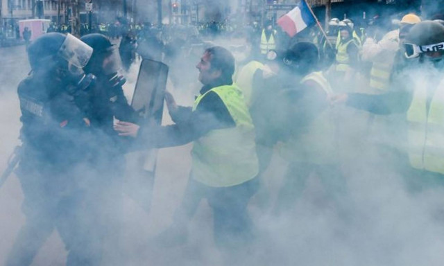 «Βομβαρδισμένο» τοπίο το Παρίσι: Συγκρούσεις, συλλήψεις και τραυματίες με φόντο τα «κίτρινα γιλέκα»