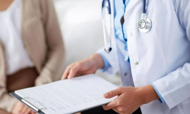 Σύζυγος διάσημου ποδοσφαιριστή βγάζει φωτογραφία στο γυναικολογικό κρεβάτι και διχάζει