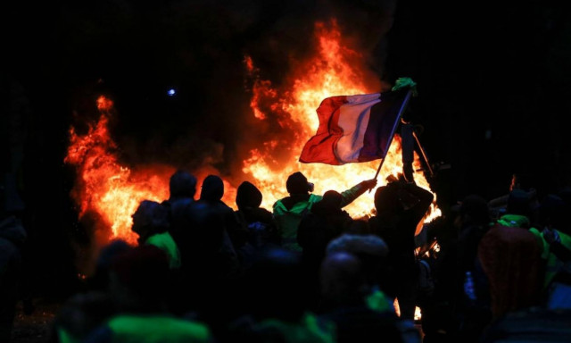 Το Παρίσι στις «φλόγες»: Τι είναι τα «κίτρινα γιλέκα» και γιατί εξεγέρθηκαν κατά του Μακρόν (Pics)