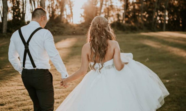 Όταν οι γαμπροί λυγίζουν στη θέα της αγαπημένης τους: Το συγκινητικό βίντεο που πρέπει να δεις