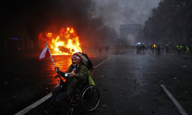 «Κίτρινα γιλέκα»: Ο Μακρόν αναζητά λύση στο χάος - «Ματωμένη» πόλη το Παρίσι (pics&vids)