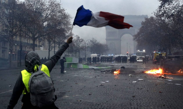 France fuel protests: Tear gas fired in clashes in Paris