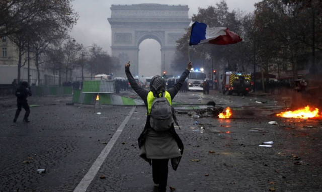 Κρίση στη Γαλλία: Έκτακτη σύσκεψη συγκαλεί ο Μακρόν μετά τα βίαια επεισόδια στο Παρίσι (pics&vids)