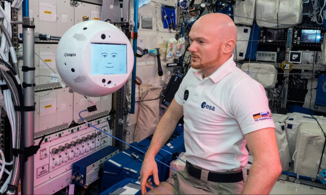 Ρομπότ και αστροναύτης τα... είπαν στο διάστημα (pics&vid)