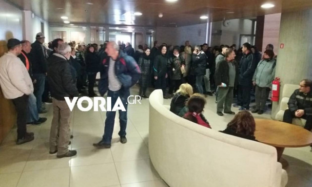 Κατάληψη στο γραφείο του Μπουτάρη από εργαζόμενους στο Δήμο