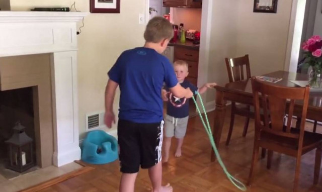 Τα παιδιά λατρεύουν το σχοινάκι! (vid)