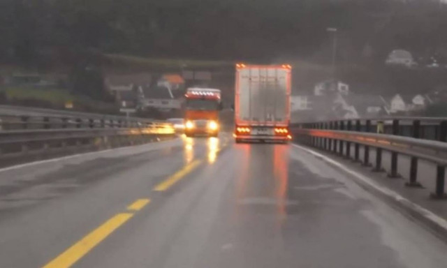 Η τρομακτική στιγμή που οδηγός βλέπει φορτηγό να… πέφτει πάνω του (vid)