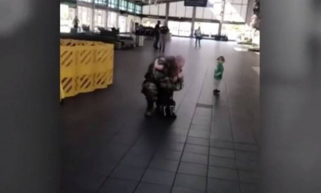 Η επιστροφή ενός στρατιωτικού και η… ξεκαρδιστική αντίδραση των παιδιών του (vid)