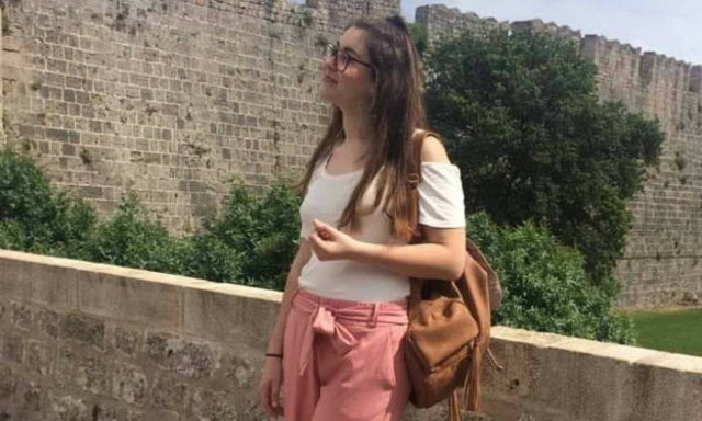 Ντοκουμέντο: Η στιγμή που μεταφέρουν την 21χρονη φοιτήτρια στο σπίτι του άγριου φονικού