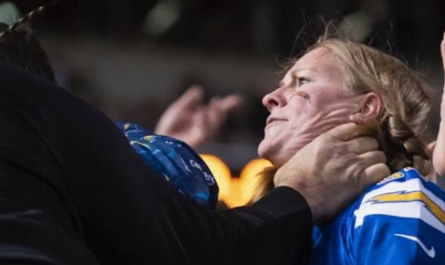 Άνδρας προσπάθησε να πνίξει έγκυο σε ποδοσφαιρικό αγώνα (vid)