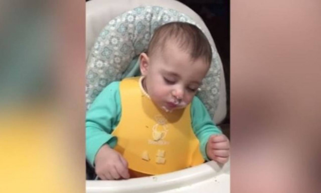 Τι κάνει ένα μωρό όταν θέλει και να φάει και να κοιμηθεί; (vid)