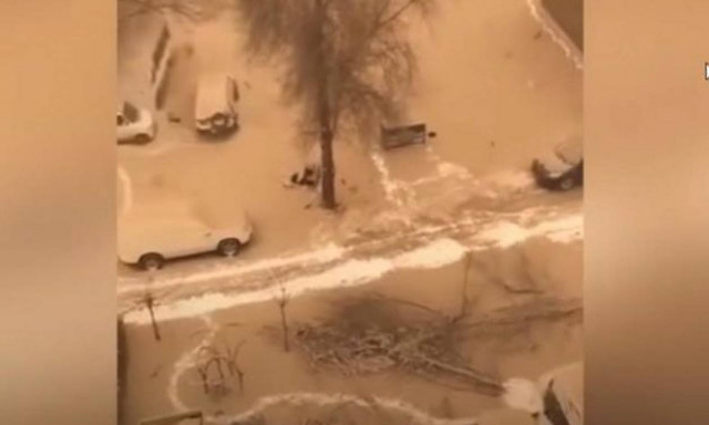 Οι ουρανοί τρελάθηκαν: Πέφτει κίτρινο χιόνι στην Κίνα! (vid)