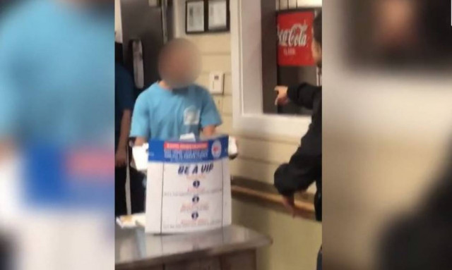 Εργαζόμενος απείλησε πελάτες με μαχαίρι (vid)