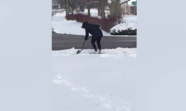 Θα «λιώσετε» απ’ τα γέλια! Πώς αντιδρά κοπέλα όταν αστυνομία την πιάνει να… φτυαρίζει το χιόνι (vid)