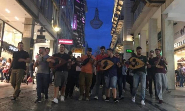 Κρητικοί φοιτητές με λύρες, λαούτα και μαντινάδες έκαναν όλη την Αθήνα να χορεύει! (pics&vid)