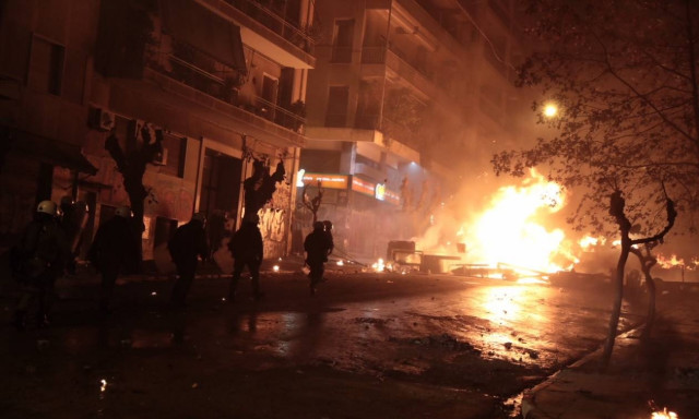 Επέτειος Γρηγορόπουλου: Άγρια επεισόδια στα Εξάρχεια - «Βροχή» μολότοφ