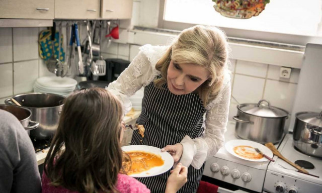 Η Μαριάννα Βαρδινογιάννη μαγείρεψε μαζί με παιδιά άπορων οικογενειών (pics)