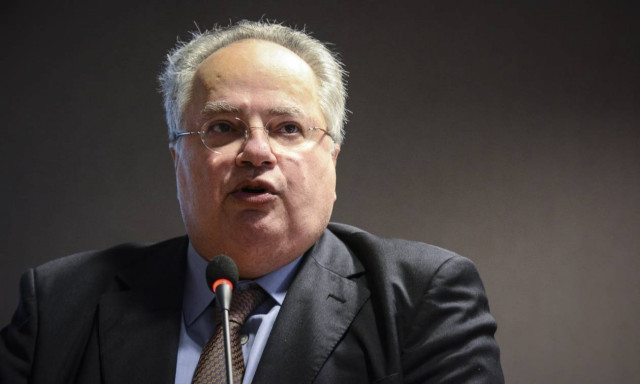 Κοτζιάς καλύπτει Θεοδωράκη και «πυροβολεί» Μαξίμου: Μην κουνάτε το δάχτυλο στο Ποτάμι