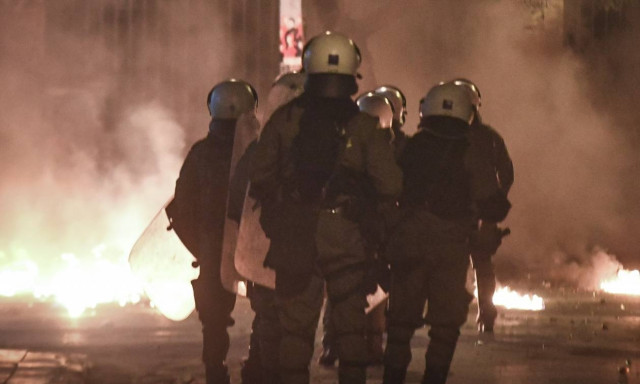 Βίντεο - ντοκουμέντο από την καταδρομική επίθεση με μολότοφ στα ΜΑΤ στην Καισαριανή