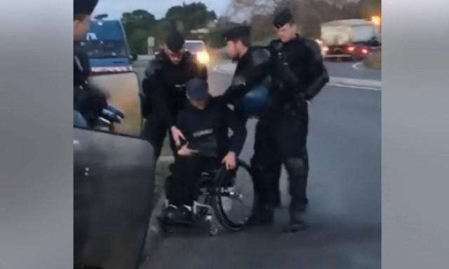 Γαλλία: Απαράδεκτος αστυνομικός ρίχνει ανάπηρο διαδηλωτή από το καροτσάκι του (vid)