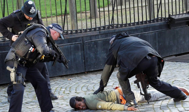 Συναγερμός για τρομοκρατική επίθεση στην Αγγλία: Εισβολή υπόπτου στο βρετανικό κοινοβούλιο (Pics)