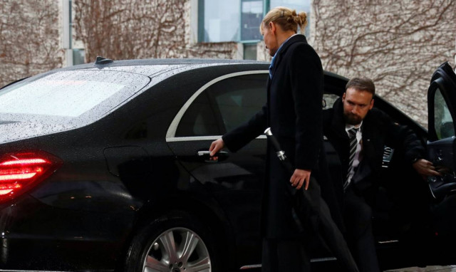 Ποιο Brexit; Η Τερέζα Μέι δεν μπορεί να βγει ούτε από το αμάξι - Δείτε το viral βίντεο