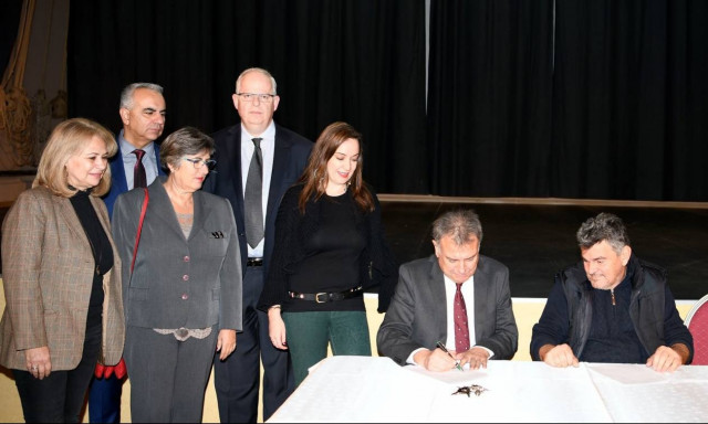 Πλήρης ανακαίνιση του δημοτικού Θέατρου Μάνδρας Αττικής με χορηγία της Ελληνικά Πετρέλαια (pics)