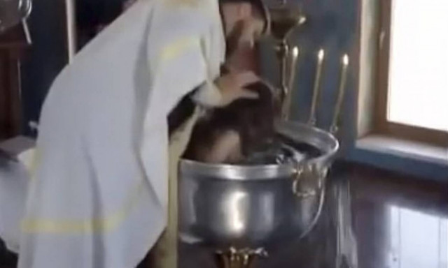 Βίντεο – σοκ: Παπάς κόντεψε να πνίξει μωρό για να βγει ο… Σατανάς από μέσα του