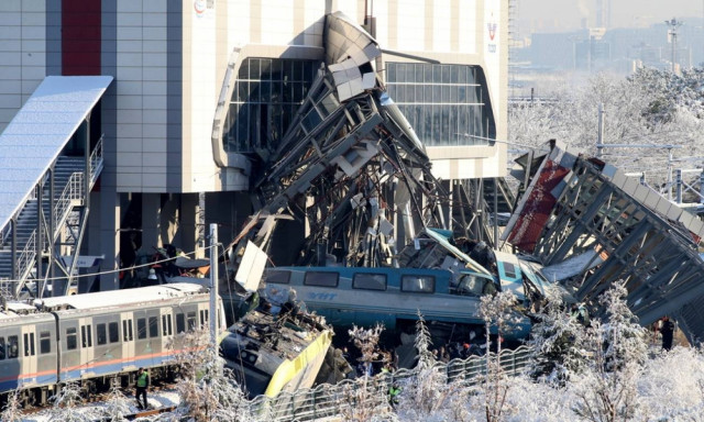 Τραγωδία στην Τουρκία: Πολλοί νεκροί και τραυματίες σε σύγκρουση τρένων (pics&vid)