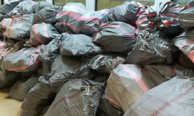 Απίστευτες εικόνες στην Εφορία Ηρακλείου: «Βουνό» οι πινακίδες κυκλοφορίας (pics)