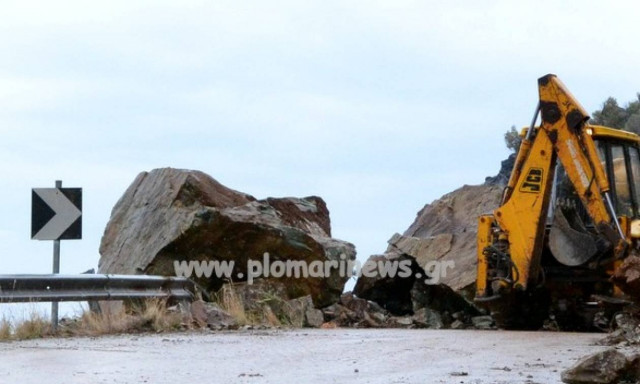 Κακοκαιρία: Στα... δύο κόπηκε δρόμος στο Πλωμάρι λόγω κατολίσθησης (pic&vid)