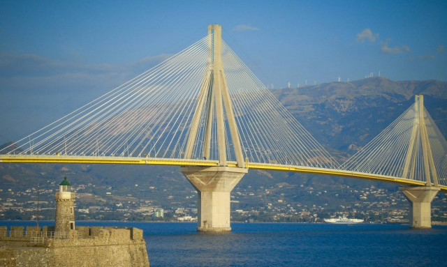 Συναγερμός στις Αρχές: Άνδρας απειλεί να αυτοκτονήσει από τη γέφυρα Ρίου - Αντιρρίου