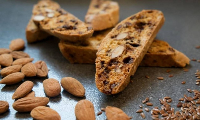 Η συνταγή της ημέρας: Biscotti με λιναρόσπορο και μαύρη σοκολάτα