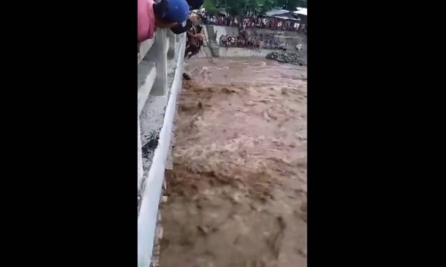 Συγκλονιστική διάσωση μητέρας και παιδιών από ποτάμι (vid)