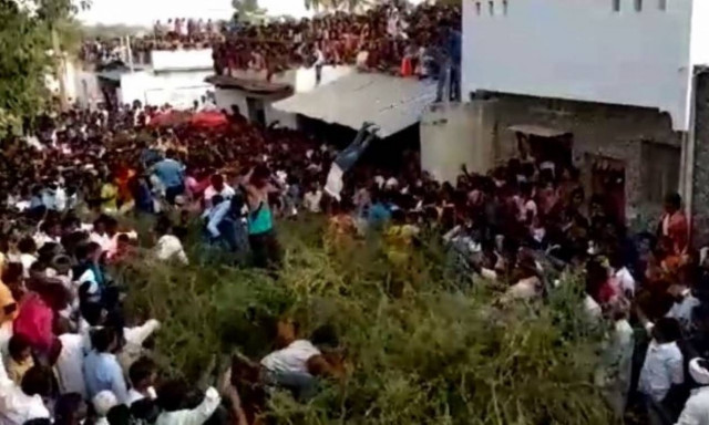 Γιατί Ινδοί κάνουν «βουτιά» σε… αγκάθια; (vid)