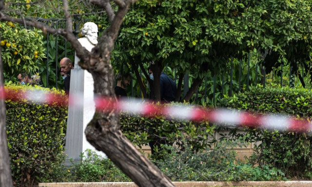 Βρέθηκε άνδρας απαγχονισμένος στον Εθνικό Κήπο (pics)