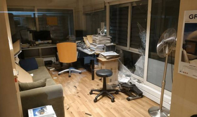 Έκρηξη βόμβας ΣΚΑΪ: Βίντεο από τις σοβαρές υλικές ζημιές που προκάλεσε η τρομοκρατική επίθεση (vids)