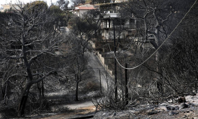 Φονική πυρκαγιά στο Μάτι: Tο τελευταίο αντίο στον «παππού - ήρωα» (vid)