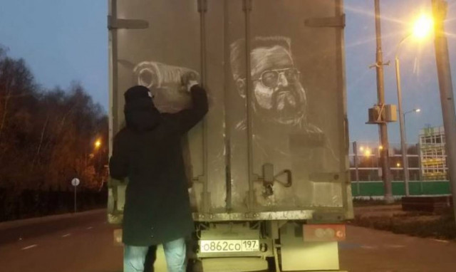 Δεν φαντάζεστε τι δημιουργεί σε σκονισμένα οχήματα! (vid)