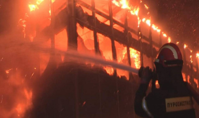 Φωτιά στην Κόρινθο: Μεγάλη πυρκαγιά σε κτήριο στην Κυρά Βρύση (pics)